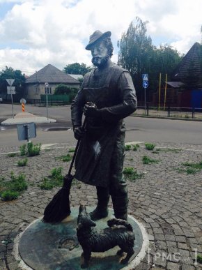 Вандали облили фарбою пам’ятник рому-господарнику у Мукачеві – 01