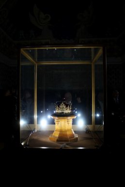 В Ужгороді презентували унікальну колекцію головних символів влади різних держав і епох – корони світу – 08