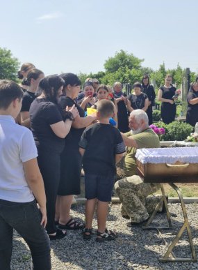 У селі на Мукачівщині попрощались із полеглим захисником – 03 У селі на Мукачівщині попрощались із полеглим захисником – 03