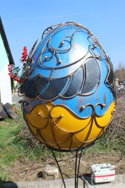 Завтра у центрі Мукачева розмістять дві гігантські ковані писанки – 13