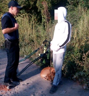 Патрульні Ужгорода наздогнали чоловіка з наркотиками і дитячою гойдалкою – 04