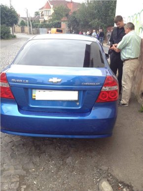 На кількох вулицях Мукачева поліція оштрафувала водіїв, які припаркували свої автомобілі на тротуарі – 03