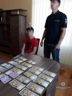 22-річний хлопець хотів дати поліцейському хабар – 02