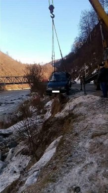 На Рахівщині за 20 хвилин стались дві ДТП: автівки впали з урвища над Тисою – 03