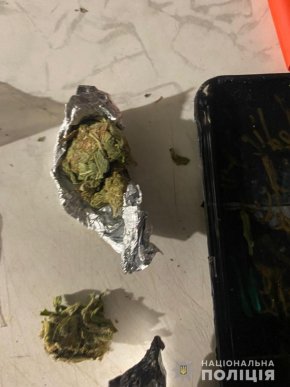 Поліцейські зі спецпризначенцями затримали двох наркоторговців – 06