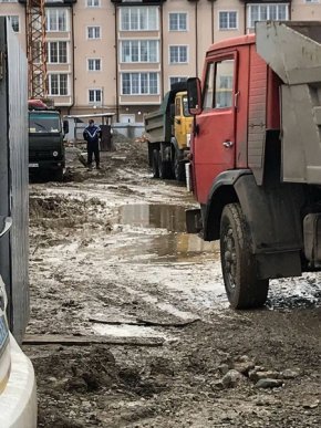 В Ужгороді забудовника оштрафують за те, що вантажівки виїжджали з будівництва із брудними колесами – 04