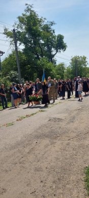 Стоячи на колінах, в одному з сіл Великолучківської громади проводжали 22-річного Героя – 03