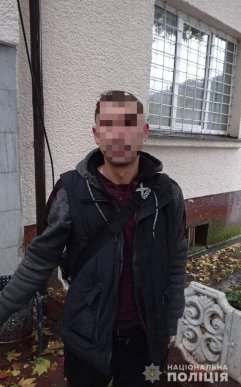 У кав’ярні від жінки вкрали 10 тисяч гривень – 02