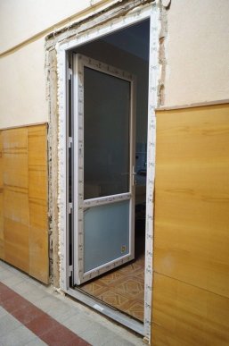 У Мукачівській ЦРЛ замінюють вікна та двері – 07