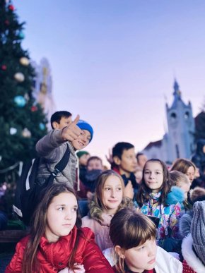 В центрі Мукачева дітлахи отримали солодкі подарунки – 08