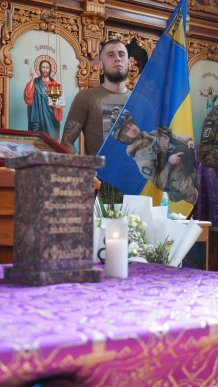 У Мукачеві попрощалися з воїном, який загинув, захищаючи Маріуполь – 06