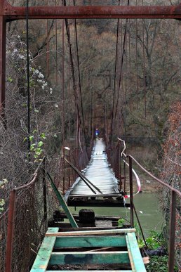 На Перечинщині людина провалилась крізь пошкоджене покриття аварійного мосту – 03