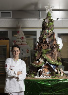 Кондитерський дім "Bondarenko" виготовив дві святкові скульптури: ялинку та Різдвяну гірку – 14