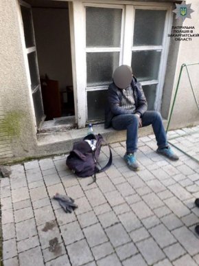 У Мукачеві чоловік проник у поліклініку і намагався скоїти злочин – 02