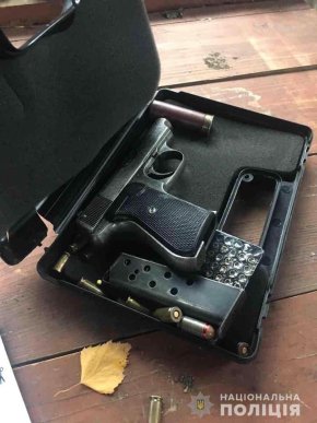 Викинув з вікна третього поверху: чоловік намагався позбутися знайденої в нього зброї – 02