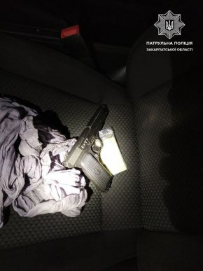 Пістолет і наркотики: вночі у Мукачеві зупинили підозрілого чоловіка – 01