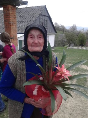 Жителька Хустщини Ганна Рошко відзначила свій 101-й день народження – 01 Жителька Хустщини Ганна Рошко відзначила свій 101-й день народження – 01