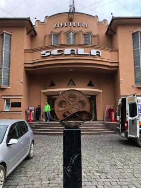 В Мукачеві встановили пам‘ятник режисеру фільму "Пролітаючи над гніздом зозулі" – 02