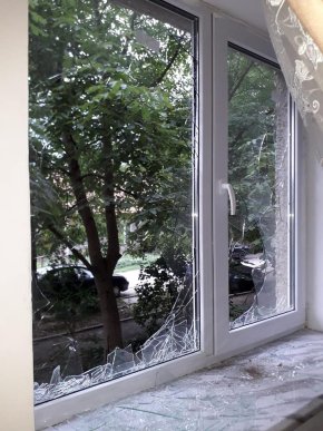 Порозбивав шибки та зламав двері: агресивний чоловік намагався потрапити у квартиру, в якій були жінка з дитиною – 03