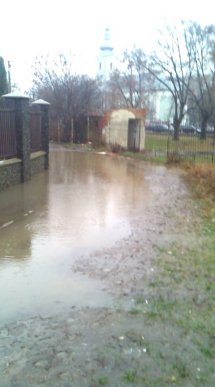 Мешканці однієї з вулиць Мукачева мусять пройти через багнюку, аби потрапити до церкви чи школи – 01