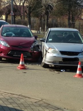 В Ужгороді зіткнулися два легковики – 04
