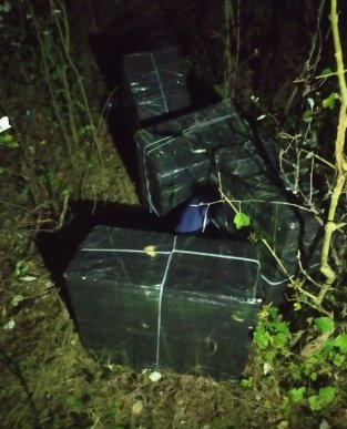 На Закарпатті намагалися переправити через кордон 7,5 тисяч пачок сигарет – 01 На Закарпатті намагалися переправити через кордон 7,5 тисяч пачок сигарет – 01