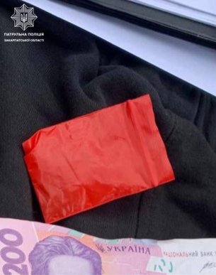 Поводився підозріло і намагався щось приховати: кого затримали патрульні – 03