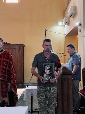 У Мукачеві попрощалися із загиблим на війні 32-річним Героєм – 05