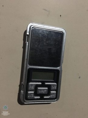 Вночі у Мукачеві патрульні знайшли наркотичні речовини у двох чоловіків – 05