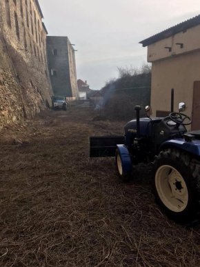 У Мукачеві прибирають територію навколо замку – 02