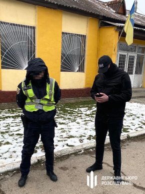 На Закарпатті викрили двох "поліцейських-перевертнів", які скоїли ганебний злочин – 01