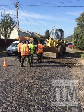 У Мукачеві демонтували одразу чотири "лежачих поліцейських" (ФОТОРЕПОРТАЖ) – 09