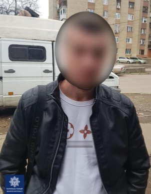 Патрульні виявили незаконну торгівлю ялинками – 02