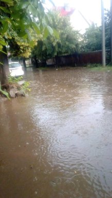 В Ужгороді потужний дощ з градом перетворив вулиці на ріки – 06
