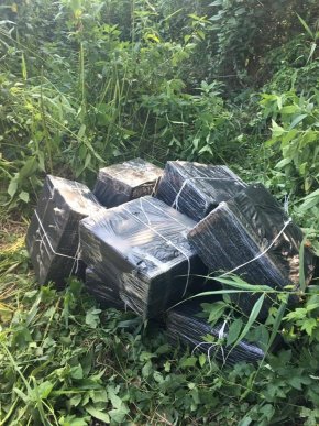 Невідомі покинули біля кордону більше 12 тисяч пачок цигарок – 02