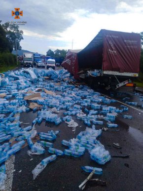 Водія мікроавтобуса затисло в салоні: опубліковано фото з місця потрійної аварії – 03