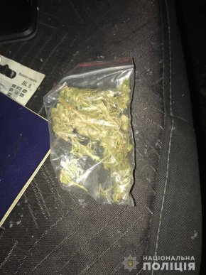 Чекав на свого клієнта: поліцейські розповіли, чому затримали закарпатця – 03