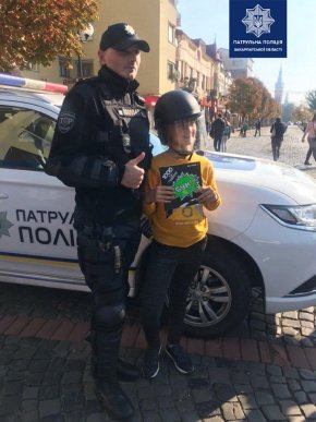 У центрі Мукачева поліцейські спілкувалися з містянами – 01 У центрі Мукачева поліцейські спілкувалися з містянами – 01