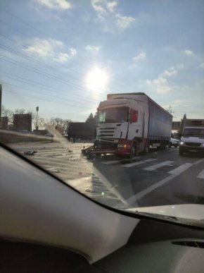 Уламки машин розкидані по дорозі: на виїзді з Мукачева сталась ДТП – 05