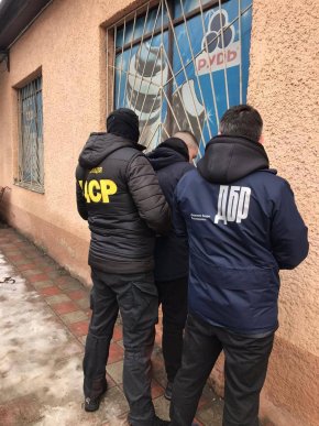 Правоохоронці викрили прикордонника при отриманні хабара – 02 Правоохоронці викрили прикордонника при отриманні хабара – 02