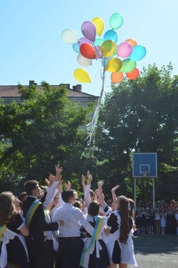 Для випускників мукачівської гімназії востаннє пролунав шкільний дзвоник – 04
