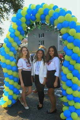 Шкільний фотоальбом: як учні Мукачева 1 Вересня відзначали (ФОТОРЕПОРТАЖ) – 01