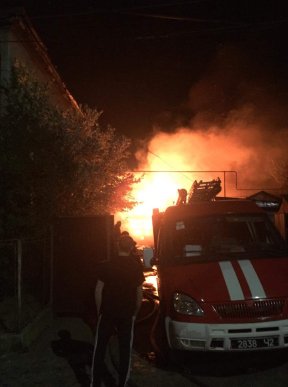 У Мукачеві горіли гаражі з автомобілями – 02