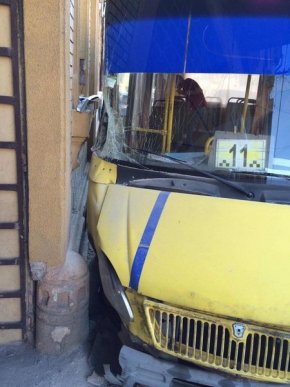 В Ужгороді маршрутка в’їхала в будинок – 02