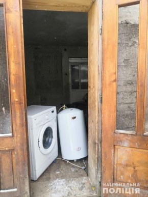 Сокирою розбили вікно: на Великоберезнянщині скоїли злочин – 02 Сокирою розбили вікно: на Великоберезнянщині скоїли злочин – 02