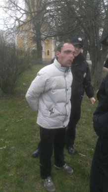 Неподалік замку "Паланок" патрульні затримали двох п’яних осіб, які розмахували гострим предметом – 01