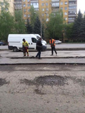 В Ужгороді почали ремонтувати парковку біля одного з магазинів – 02