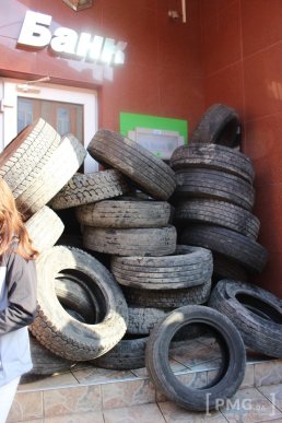 У центрі Мукачева люди вийшли на пікет: принесли шини і вимагають повернути вкрадені гроші – 03