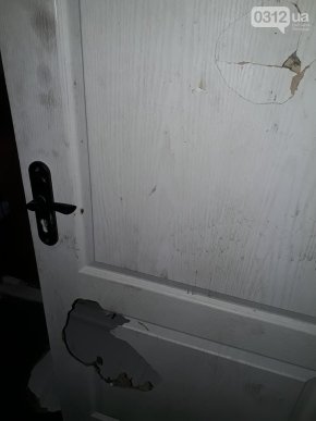 Батьки з дітьми тікали на вулицю: вночі в Ужгороді сталася пожежа в гуртожитку – 04