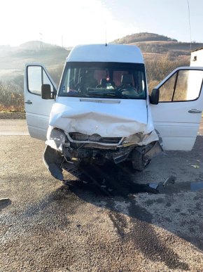 Водій зіткнувся з припаркованим автомобілем: є постраждалі – 04